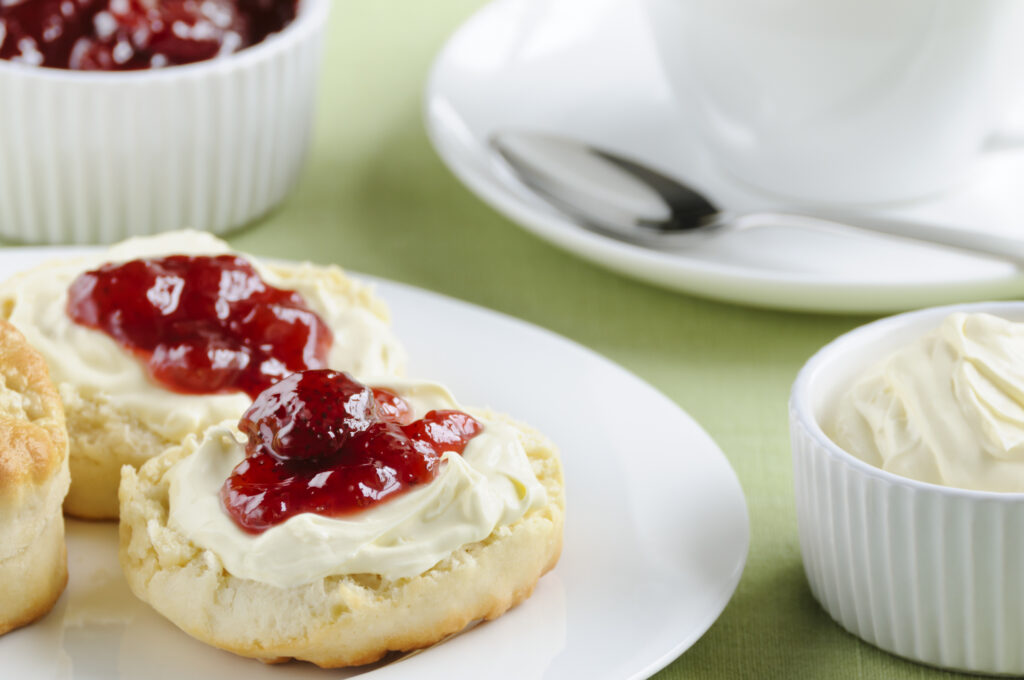 Mitten im Herzen Münchens, unweit der pulsierenden Atmosphäre des Münchner Viktualienmarkts verbirgt sich ein kleines, sehr feines Stück England- The Victorian House. Bekannt für seine authentischen Scones, exquisiten Brunch-Angebote und eine Vielzahl an traditionellen englischen Frühstücksoptionen, ist dieses charmante Café der perfekte Ort, um sich kulinarisch verwöhnen zu lassen. Einfach der perfekte Ort für Liebhaber der englischen Küche und Kultur.