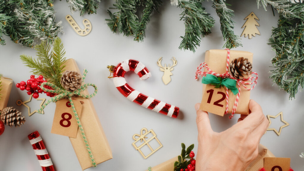 Adventskalender mit Zapfen und Zuckerstange