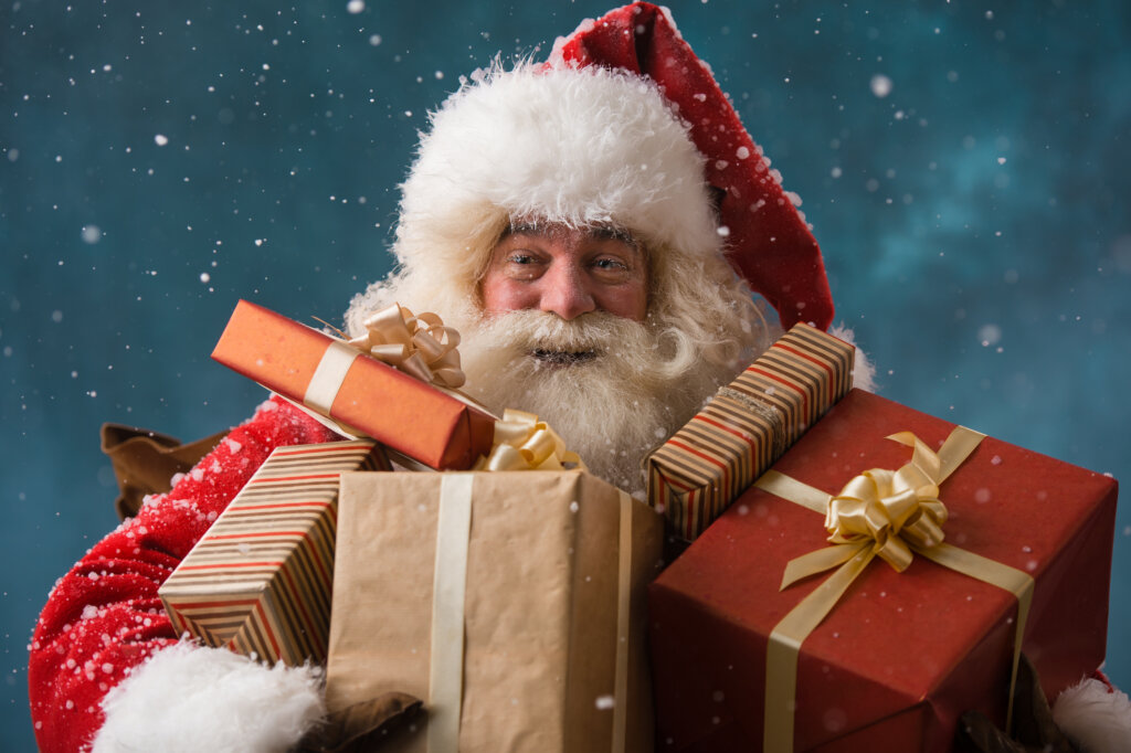 Weihnachtsmann mit Geschenken