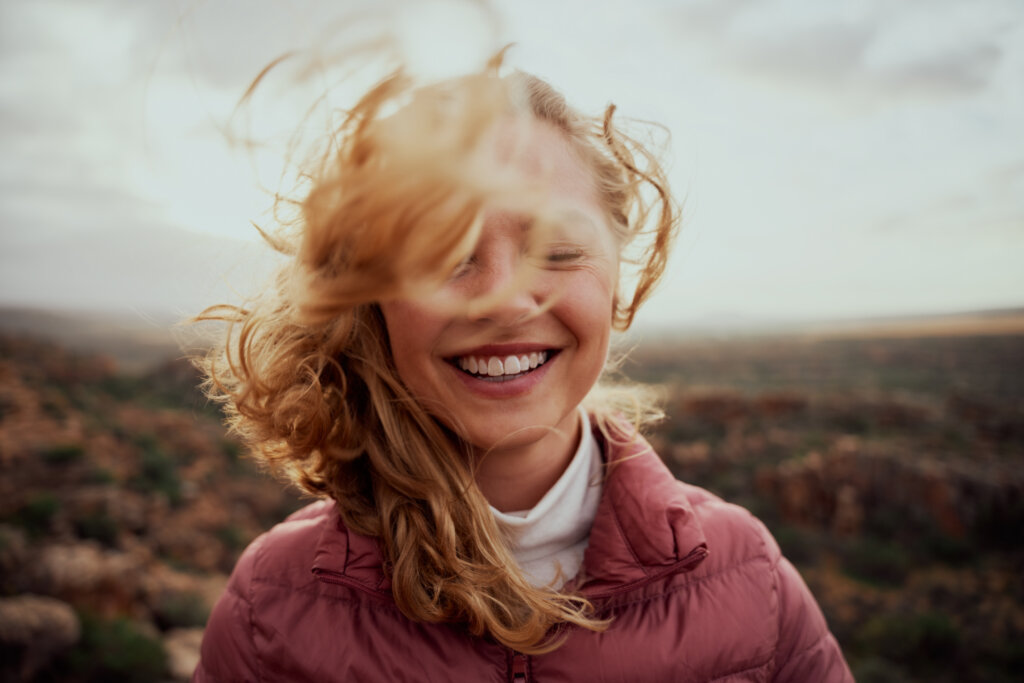 rothaarige Frau glücklich lachen
